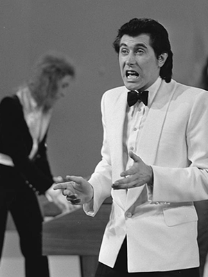 Bryan_Ferry_(Roxy_Music)_-_TopPop_1973_2_(crop)