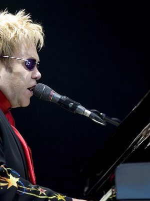 Elton_John_performing,_2008_3